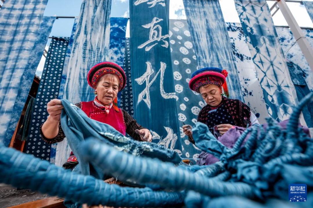 各级非遗项目超过10万项:大理古城70元的扎染五件套,和一小时车程外那条缝了3小时的裙子