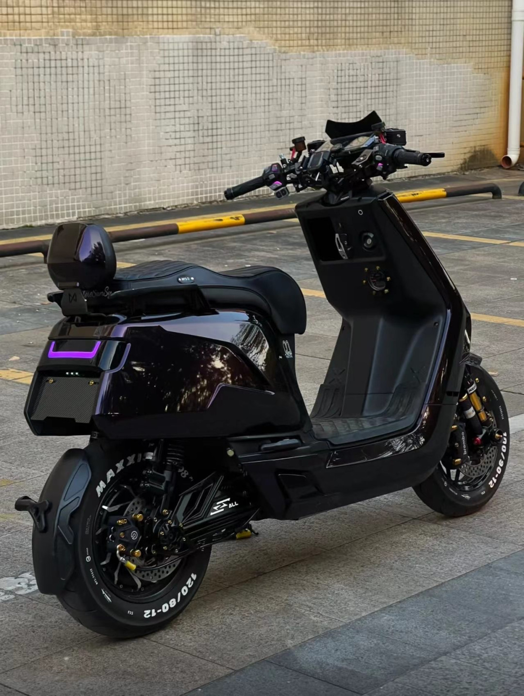 小牛电摩进公告:极速80、双座无ABS,驾照上牌限行先算清再冲