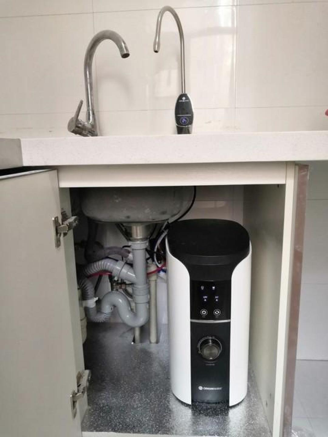 厨下柜体内安装的紧凑型软水机，进水、排水和插座都要在这一角解决