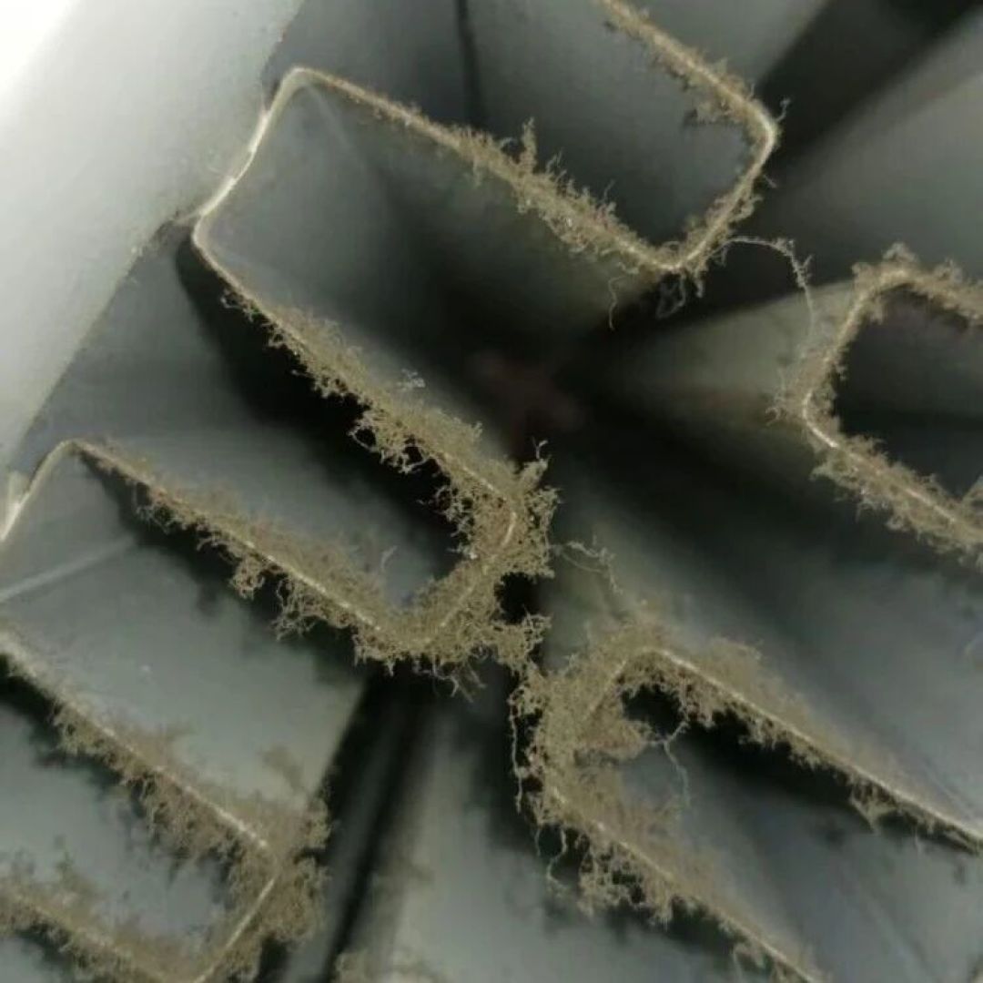 暖气片中间怎么清？5566赞的答案是闭上眼睛，认真的答案是旧毛巾和几张除尘纸
