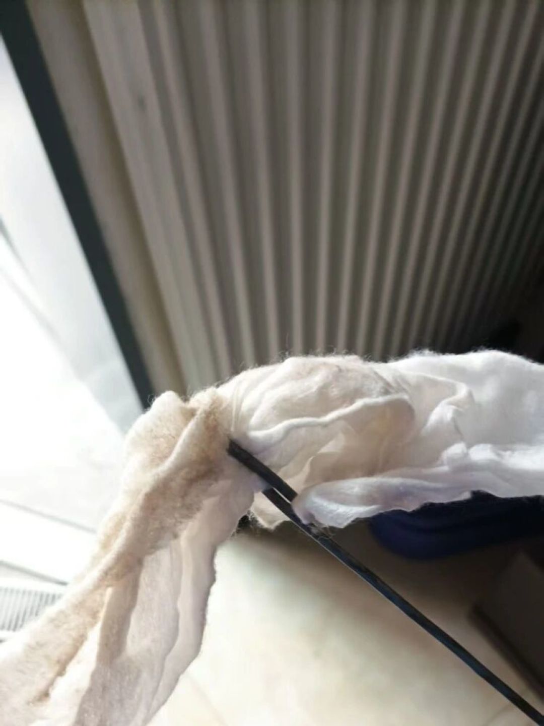 暖气片中间怎么清？5566赞的答案是闭上眼睛，认真的答案是旧毛巾和几张除尘纸