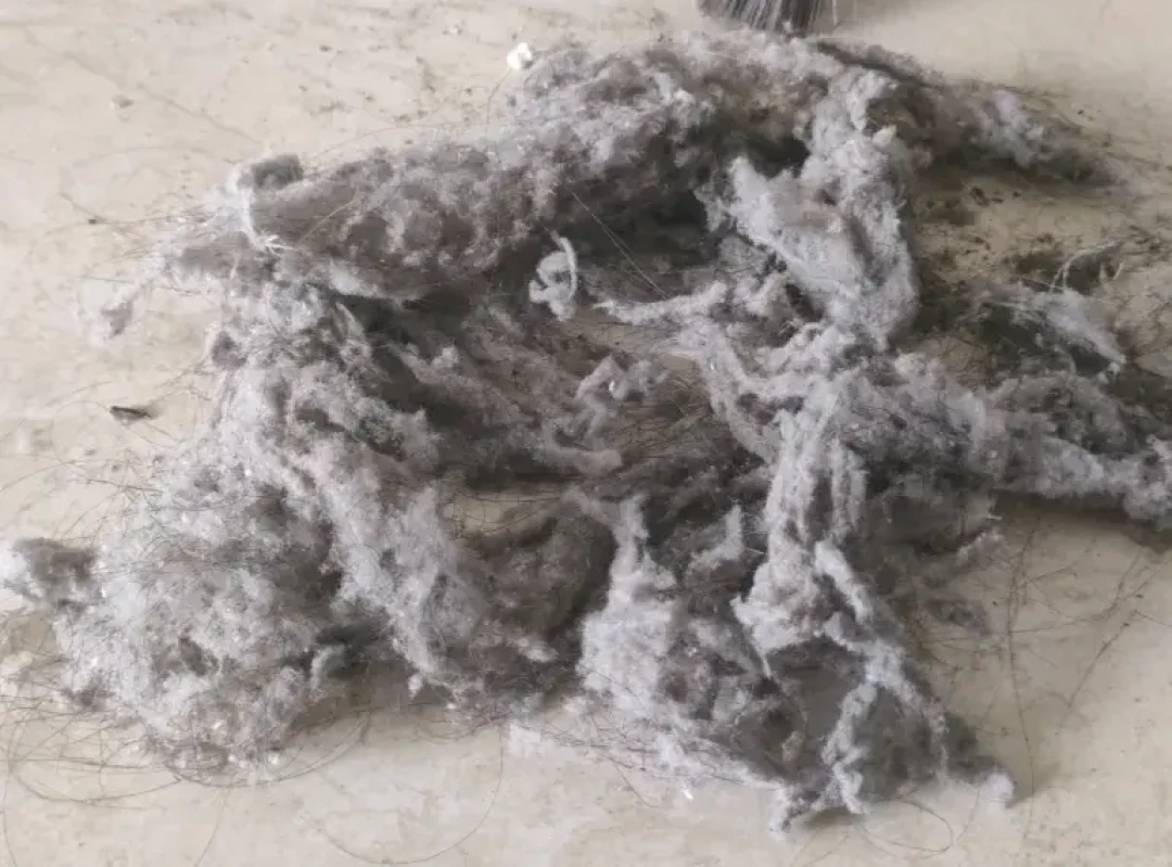 暖气片中间怎么清？5566赞的答案是闭上眼睛，认真的答案是旧毛巾和几张除尘纸