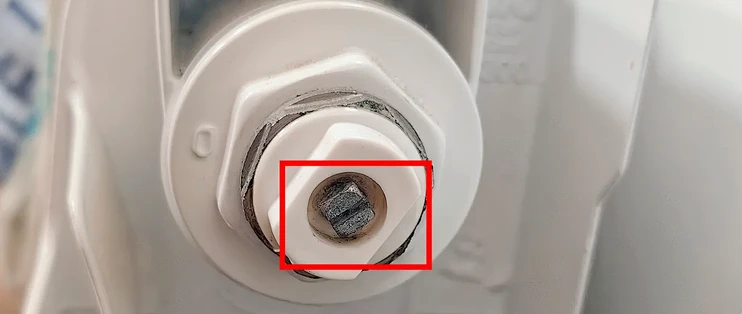 暖气片上凉下热，有人放气5分钟就热了：见水就收，越放水越凉