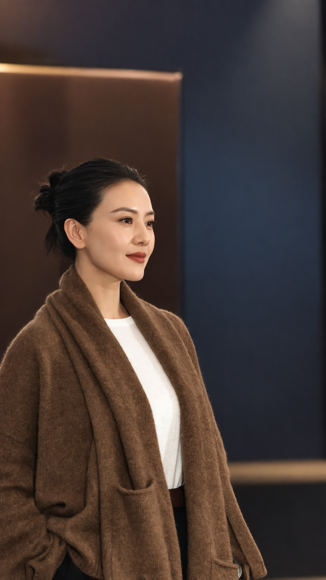 高圆圆现身沈阳万象城：一件驼绒开衫+白T，47岁的松弛感原来能抄