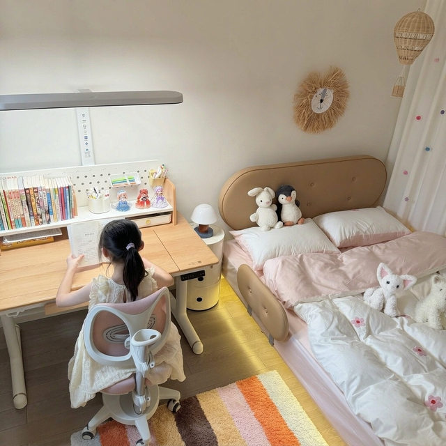 2平米桌子最"碍事"的地方，反而用得最勤：正姿板的别扭不是反人类