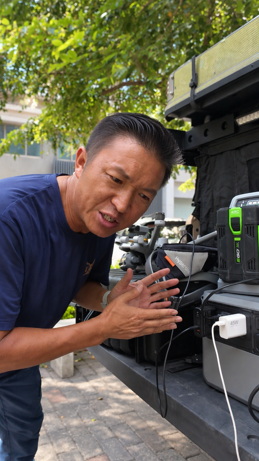 户外电源开始进工地“上班”了:正浩展出工地专机、大疆拿一吨硬压、电小二并机43度电进剧组,但你家德3真接不了电镐的活