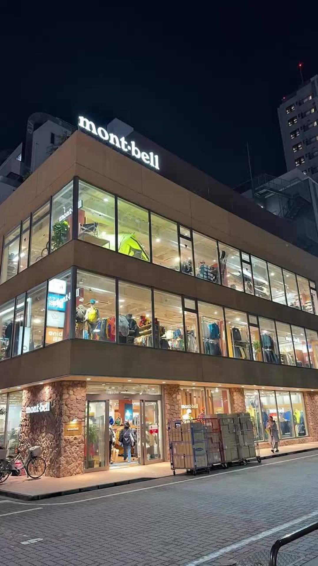 「已退税不退不换」的告示牌下，有人谈了三次换成货：双11赌montbell码数前，先把五条渠道的退换账对一遍