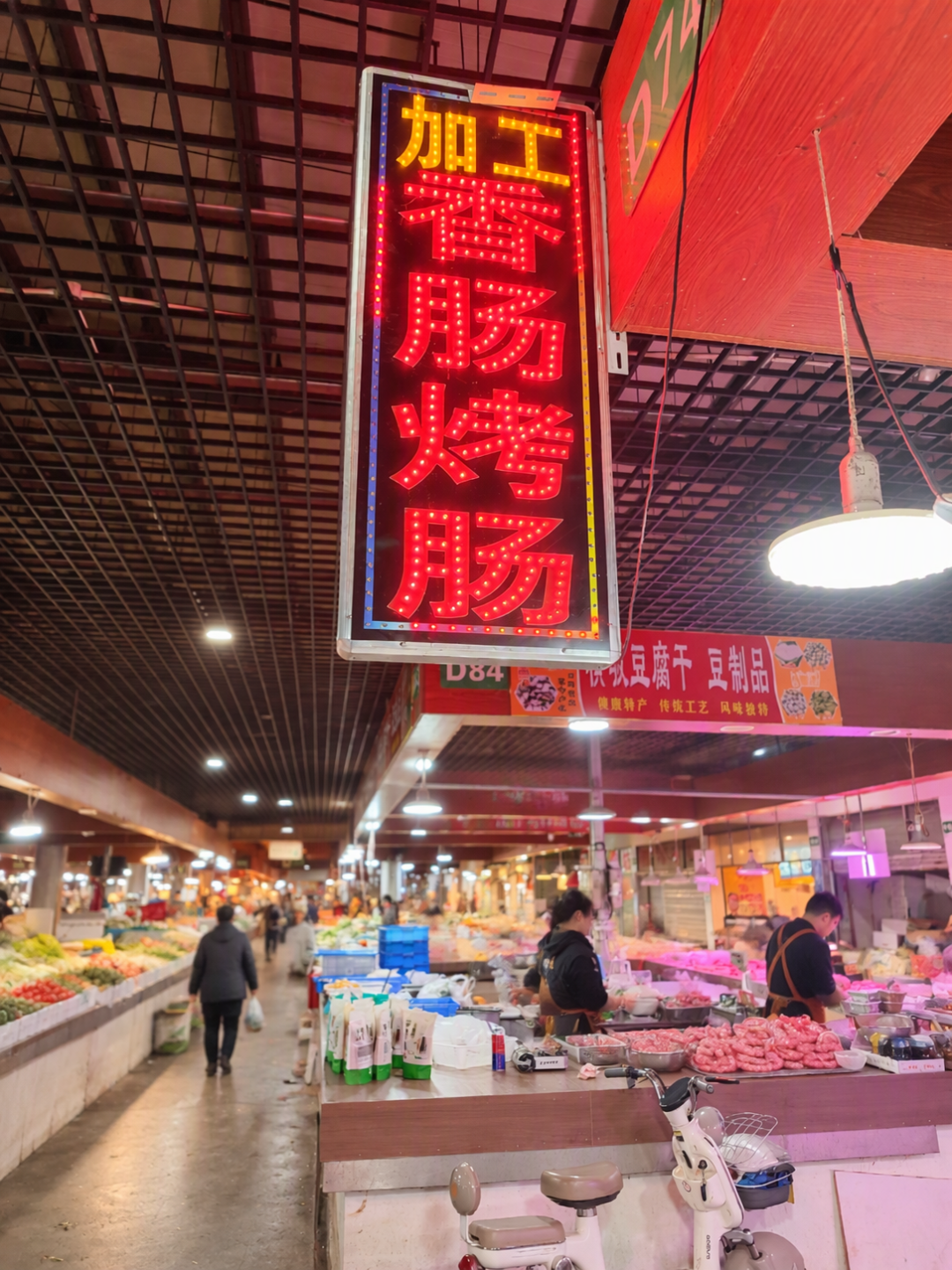 批发8块、集贸10块5、名号肠40块：立冬头一挂香肠灌下前，肉食者先把这三笔“肠账”算清
