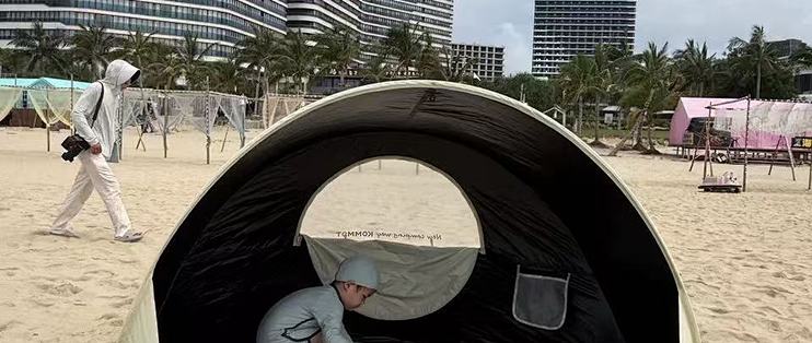 🏖️牧彻 KOMMOT 一抛速开黑胶沙滩帐篷｜海边露营首选