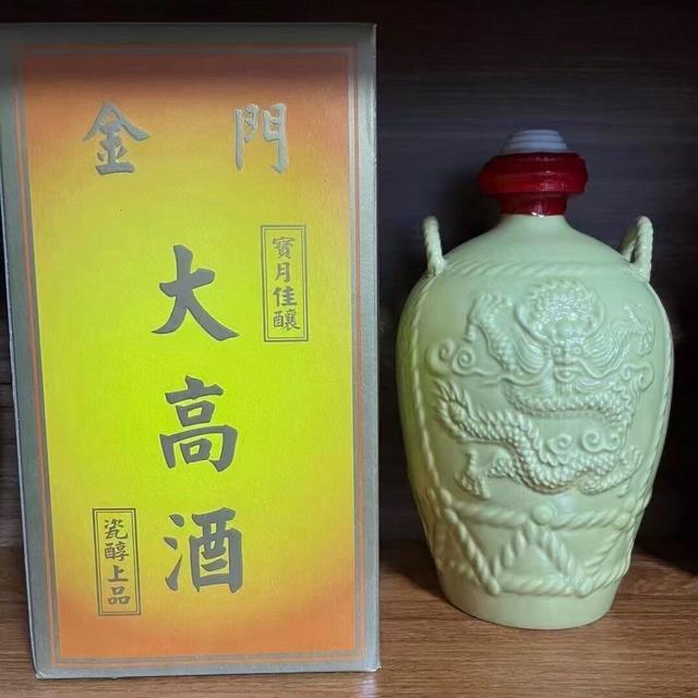 金门高粱越放越值钱？先分清“陈年酒”和“放久了的酒”，再谈怎么喝、值多少