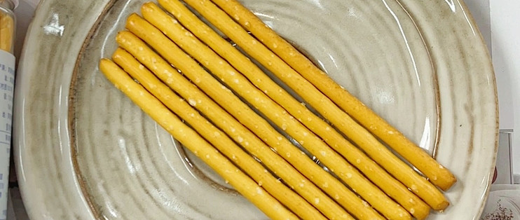 碱水棒酥脆口感从哪来，和普通饼干比一比