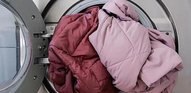 刚翻出来的羽绒服想直接机洗？会“炸”的多是老波轮塞满筒：按开始键前先查三件事
