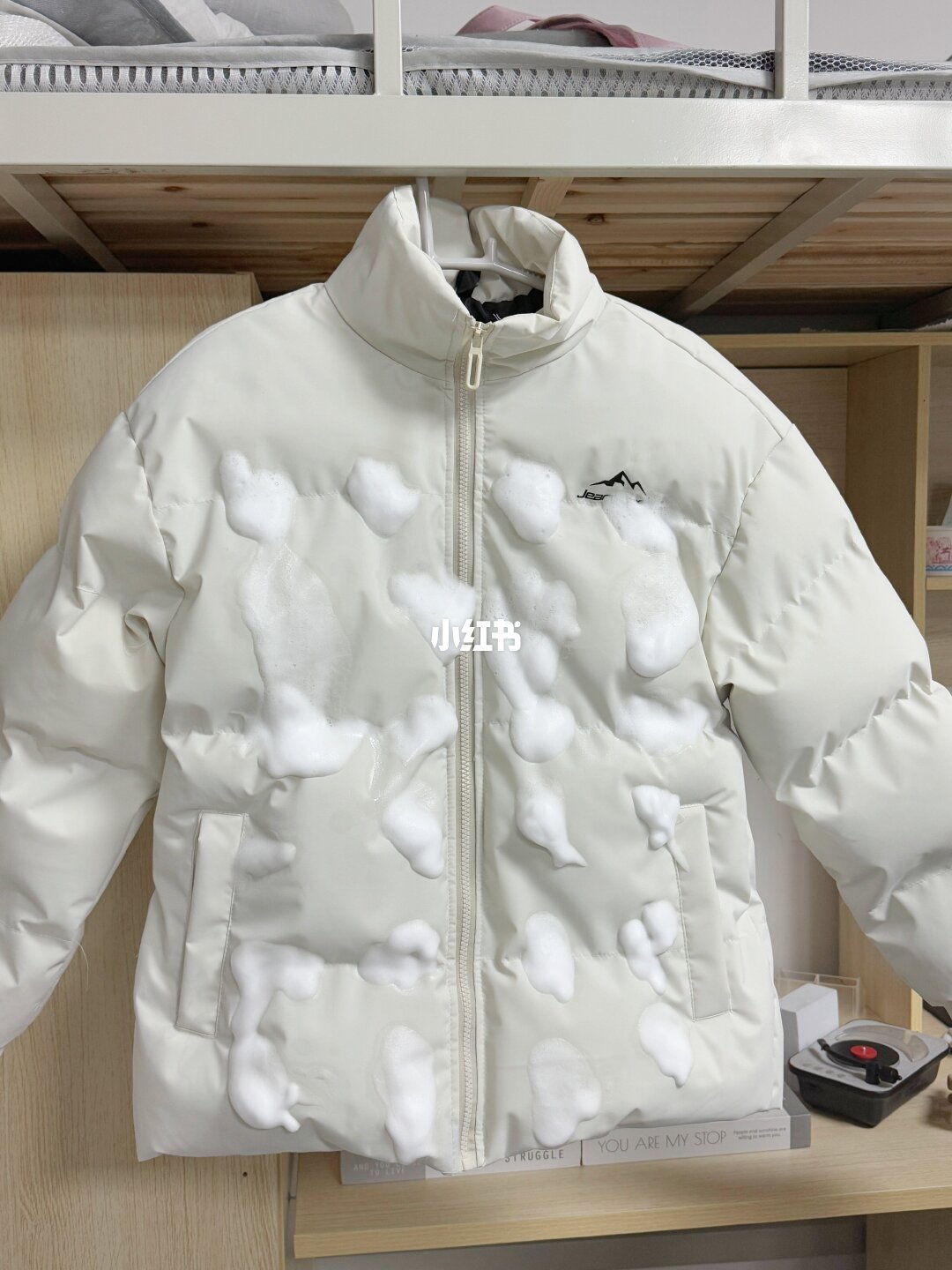 刚翻出来的羽绒服想直接机洗?会“炸”的多是老波轮塞满筒:按开始键前先查三件事