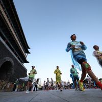 40岁怕跑步伤膝？11万人研究：久坐伤膝近3倍——先练对静蹲
