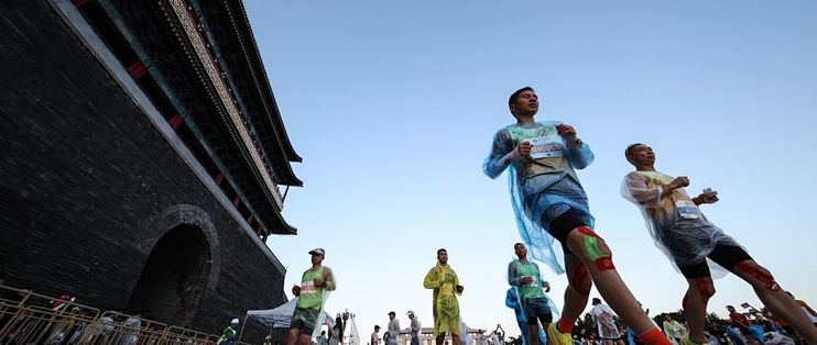 40岁怕跑步伤膝？11万人研究：久坐伤膝近3倍——先练对静蹲