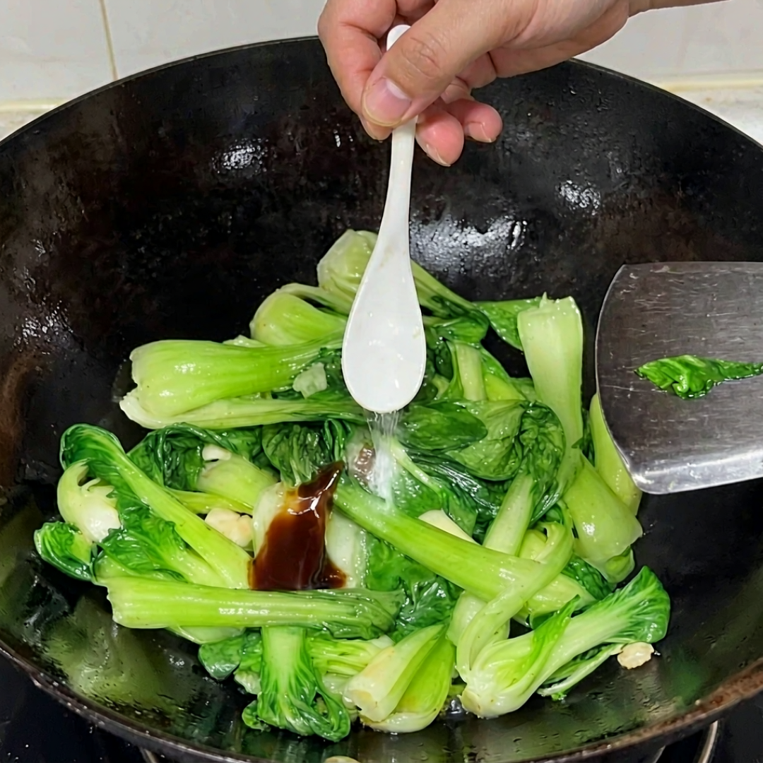 扒完19条爆款“万能炒菜公式”:凉拌汁逐字雷同、腌肉焊死15分钟,真正决定翻不翻车的三个数没人写