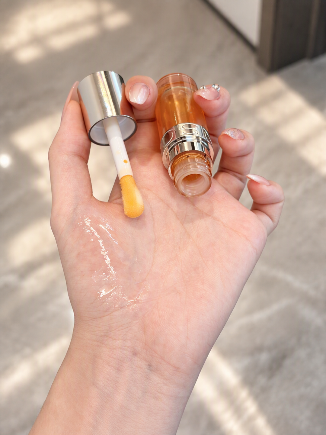 玻璃唇出圈,漏油也上桌:娇韵诗唇油245的机制,先过评论区这五问再冲