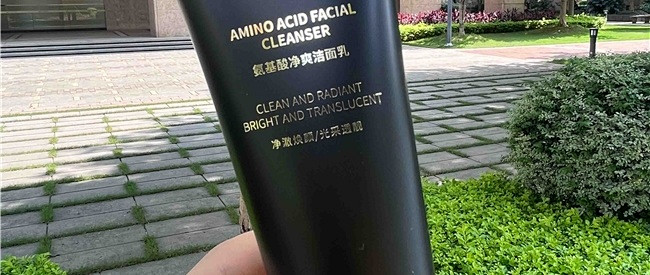 黄黑皮熬夜脸想白白，美白洗面奶别乱买，按成分挑提亮祛痘印更稳