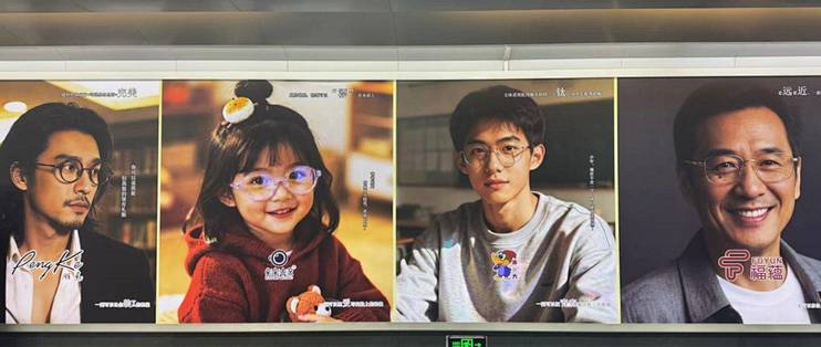 地铁里的 AI 伪人广告，正在集体霸凌人类