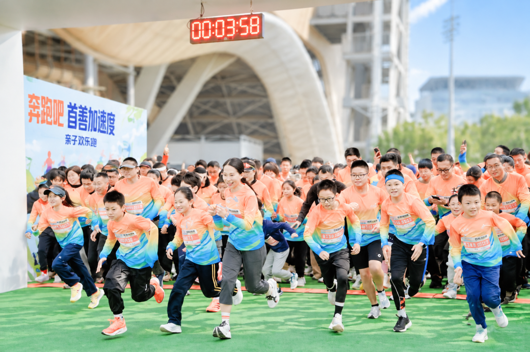 9岁男孩被绳子拴着跑完42公里,禁赛3年:中长跑真正的红线不是