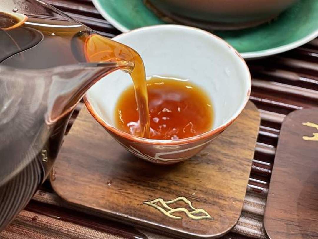 8592T铺市：走「柴火丑」路线的口粮熟茶满四十周年，双11囤茶先看98元到650元的价差阶梯