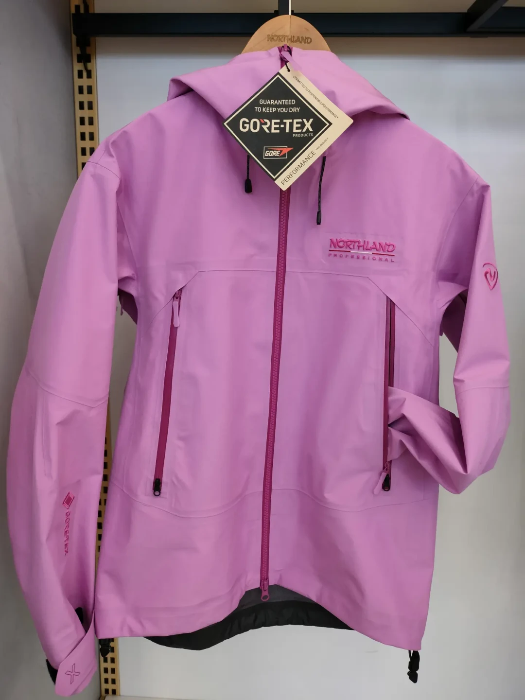 GORE-TEX：一块没拽断的塑料，统治了户外装备五十年