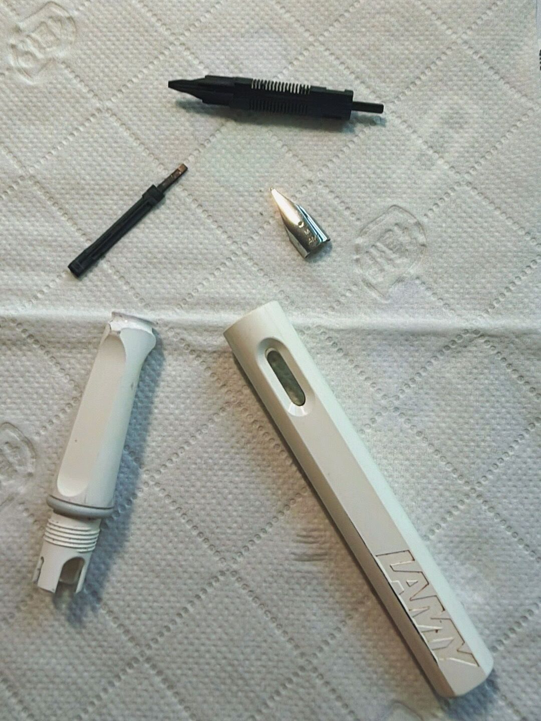 18条凌美漏墨帖里，只有三类是笔的问题：别急着动刀片，也别先丢了那张保修卡