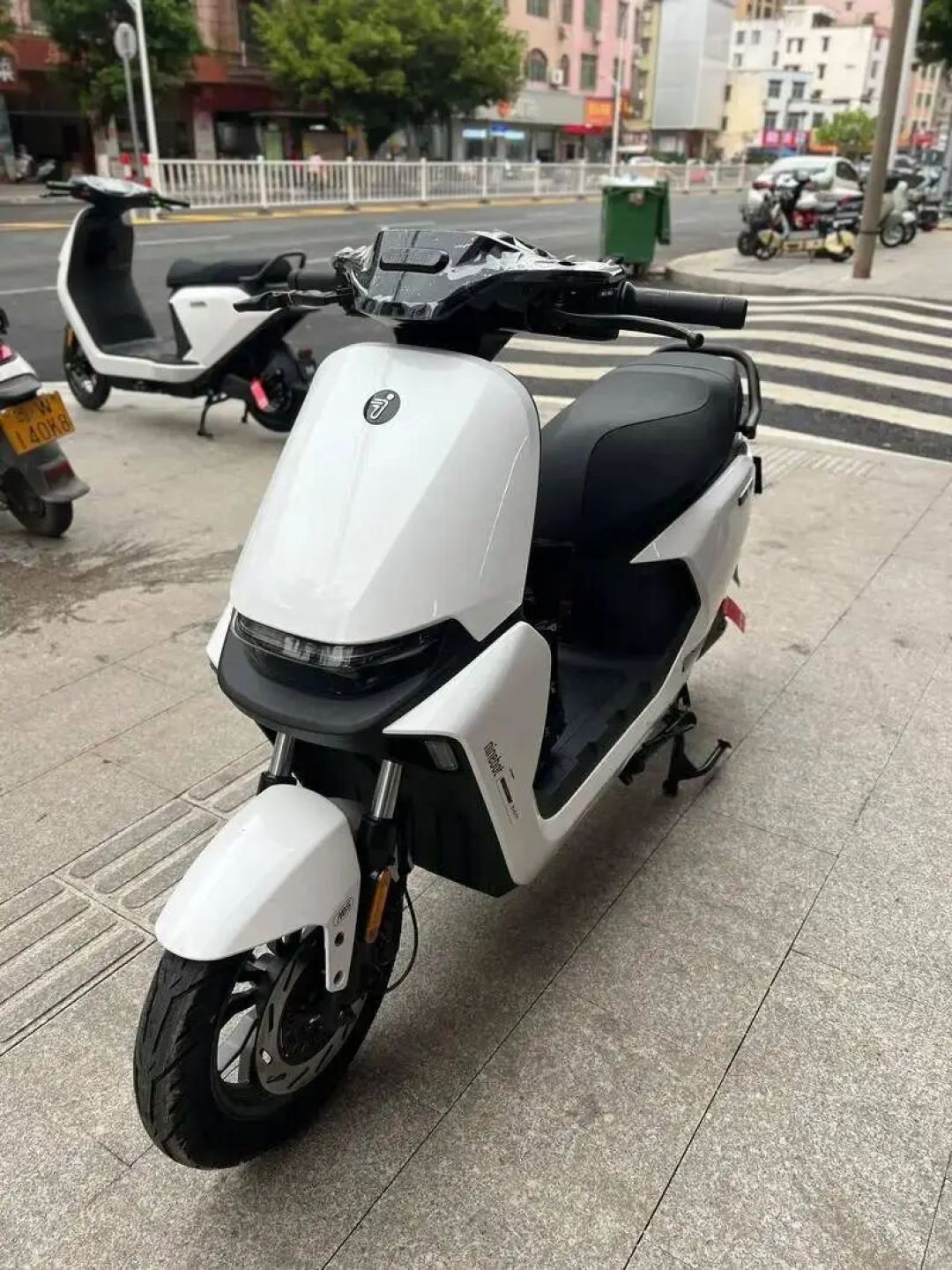 33980提的Speed400，三个月后同款挂到29000；有人降价后拿到两年服务费，有人被客服挂电话：摩托车没有法定价保，想保住差价，订金前就得写进合同
