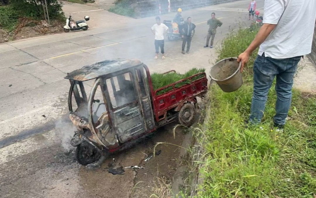 乐山把“禁止上路”喷上老头乐：喷了标的车一上路就扣，那没喷标的，就一直是合法的吗