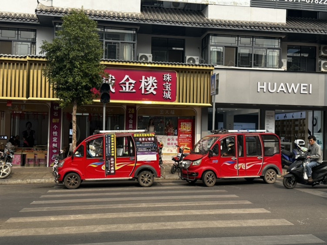 乐山把“禁止上路”喷上老头乐：喷了标的车一上路就扣，那没喷标的，就一直是合法的吗