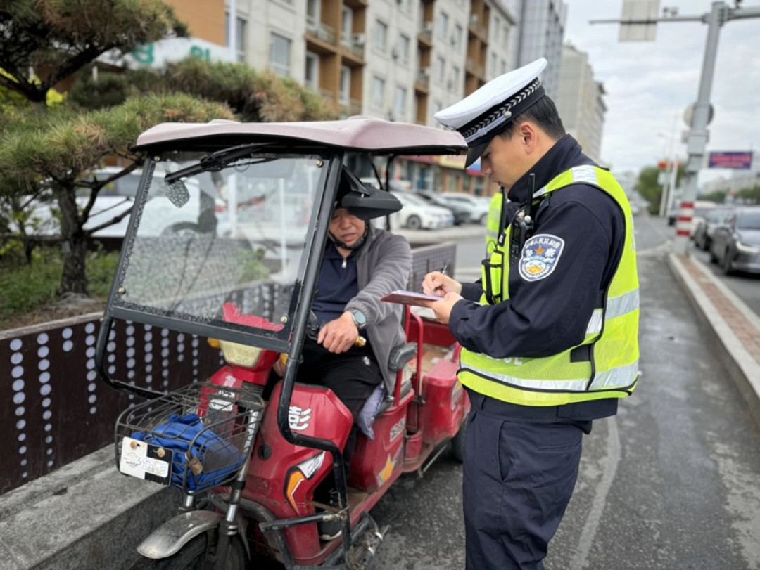 乐山把“禁止上路”喷上老头乐：喷了标的车一上路就扣，那没喷标的，就一直是合法的吗