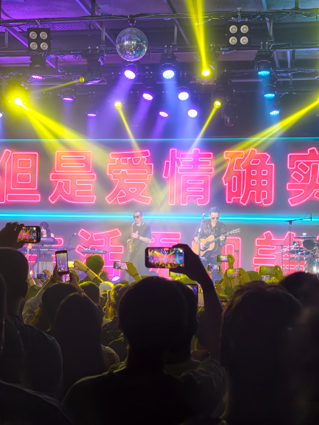 票面120，路上六百：年底巡演季，跨城看Livehouse到底值不值