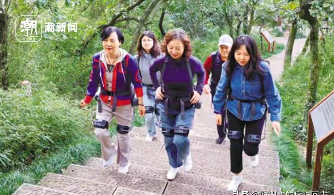 游客穿戴髋部外骨骼攀登石阶的现场实拍