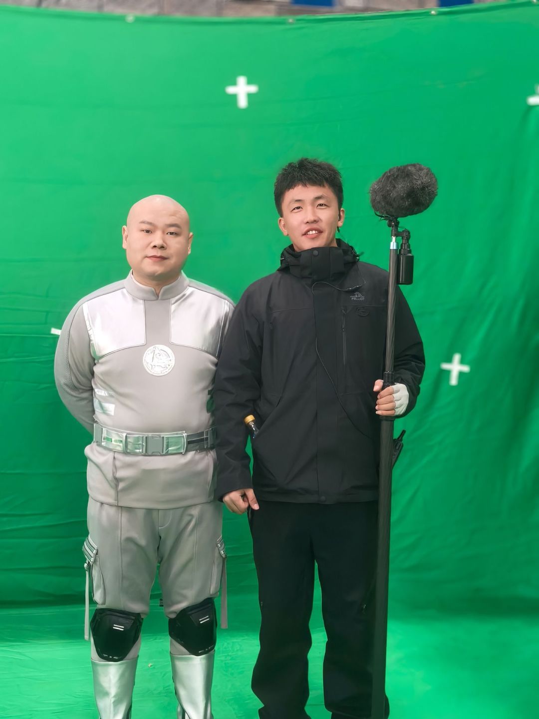 岳云鹏《绝顶富贵》下证了:只有10集、优酷独播,他为角色真剃了光头——这部德云社团建剧到底要不要蹲
