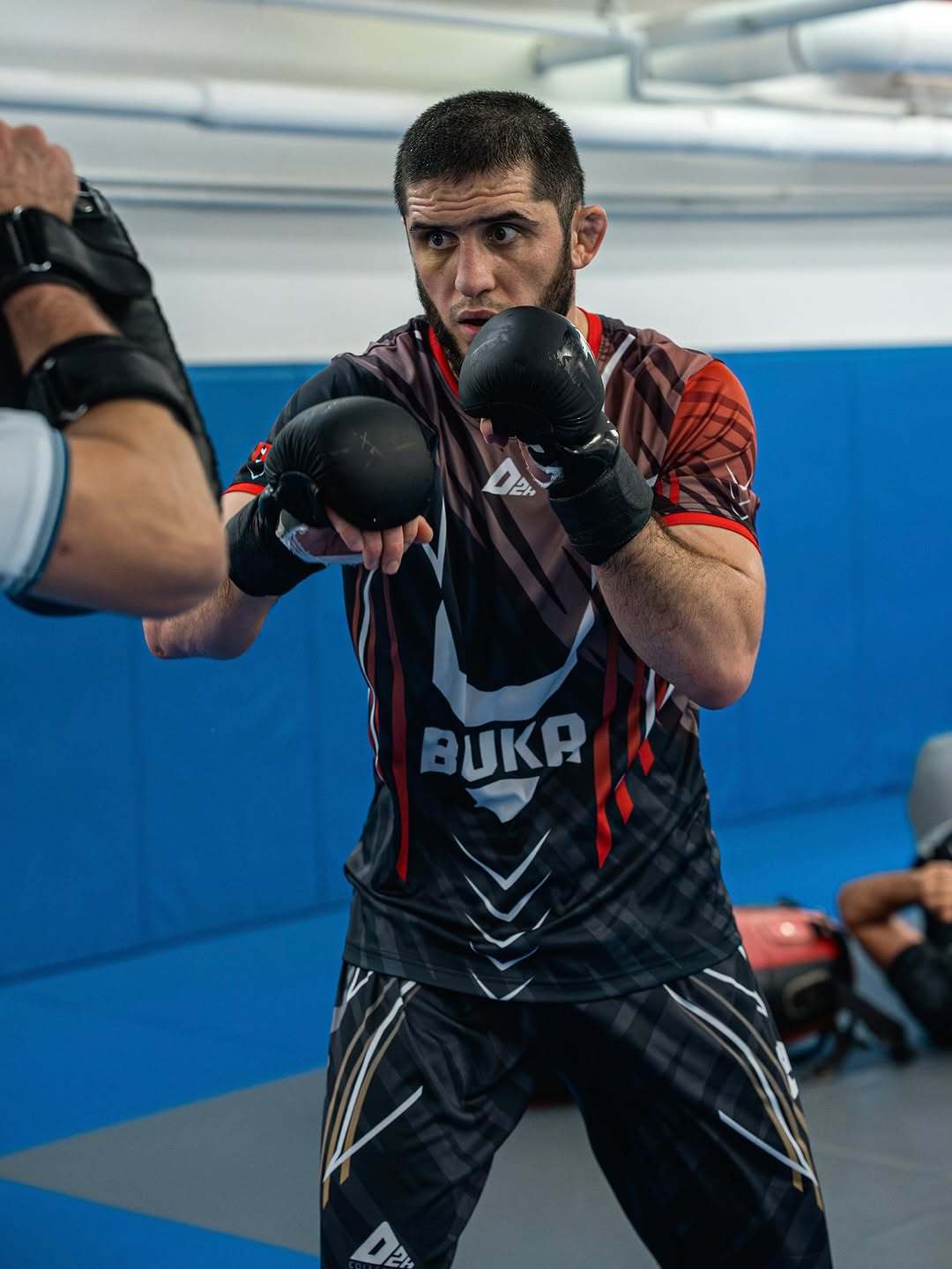 冠军说不打就不打，整个次中量级重排：UFC336临时冠军战官宣，反而更值得蹲？