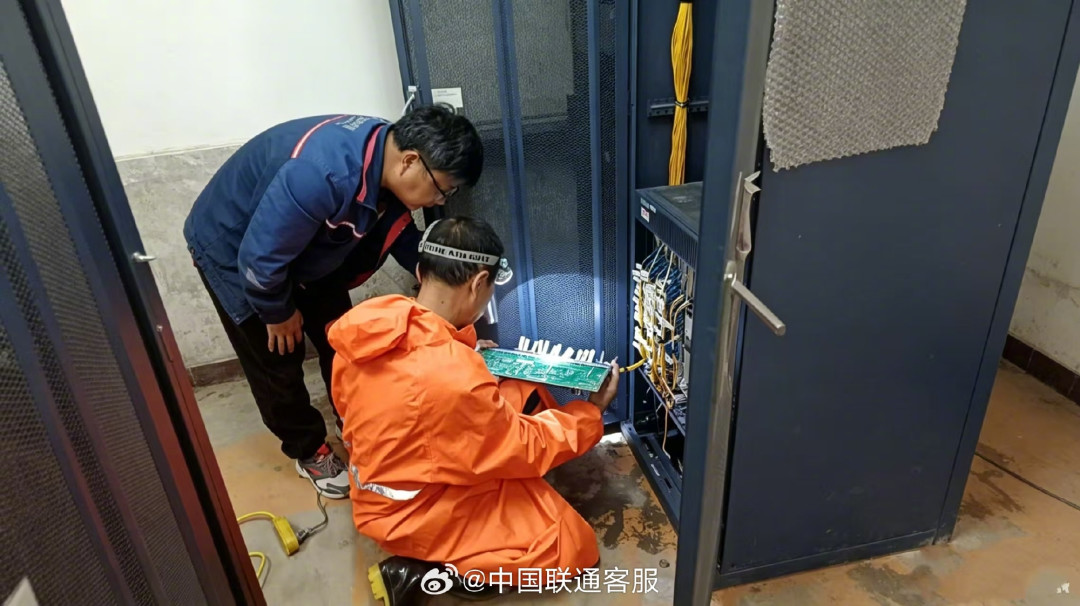 员工把33万人信息传给了AI：这个10月，法院和大厂给