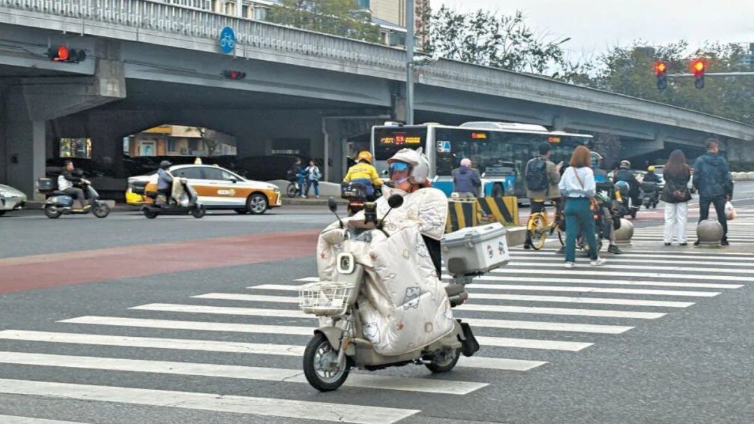 双11降温,电动车挡风被到底买不买:3起事故、278条争议评论,先把这笔保暖账算清
