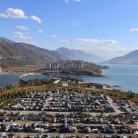 同样"包吃住"的过冬旅居，钱有3种去处：按月付是生意，打包年付是赌局，带"返利"是案发现场