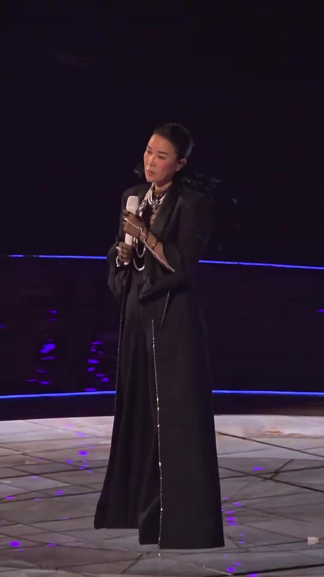 弯弯的月亮尘埃落定,59首报批单走上杭州台:去那英演唱会前,别把期待押在