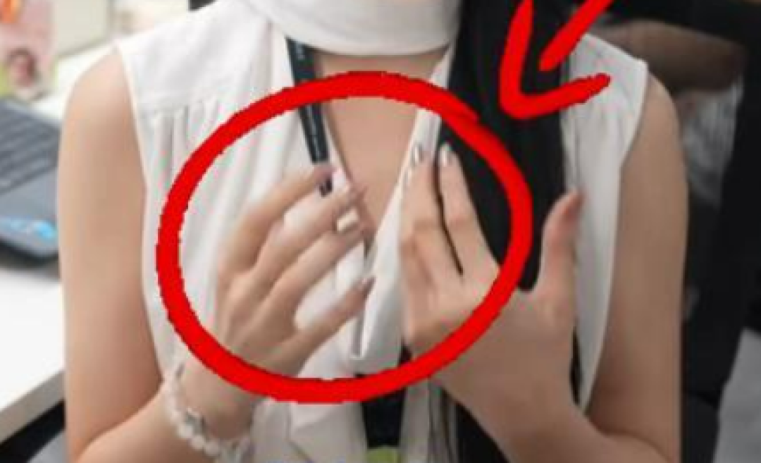 因老登一词翻车 小鹏00后美女产品经理道歉视频被质疑用AI