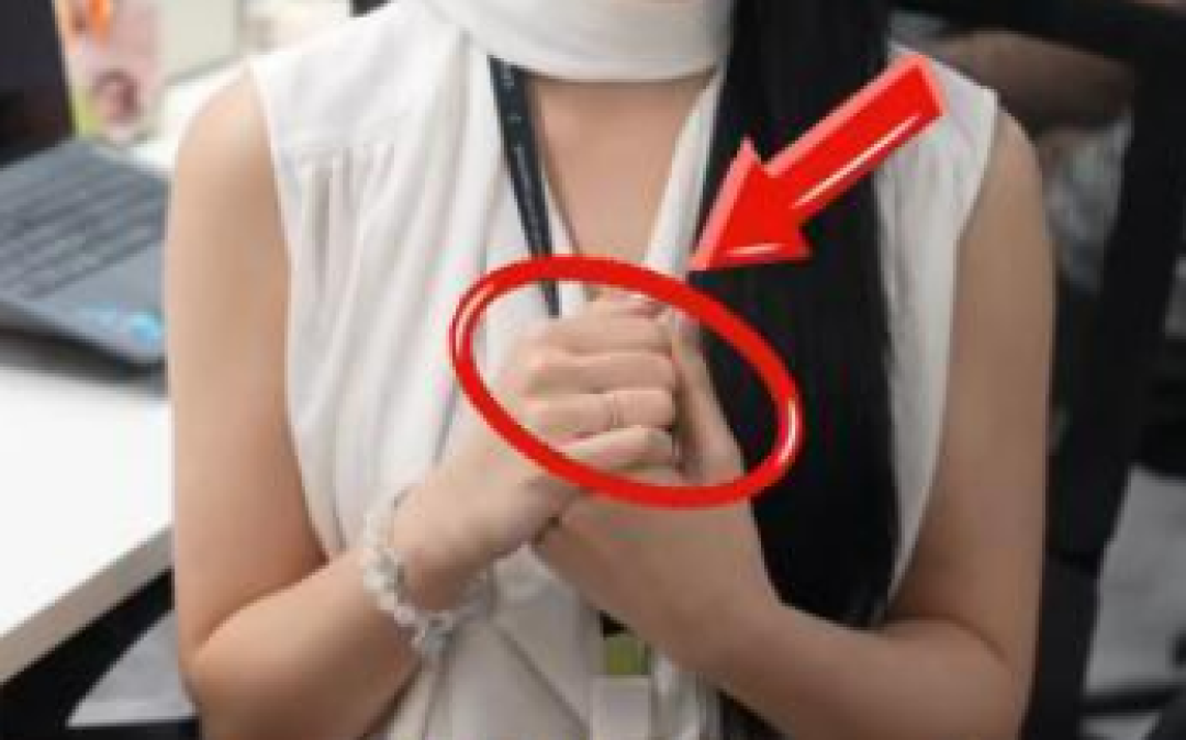 因老登一词翻车 小鹏00后美女产品经理道歉视频被质疑用AI