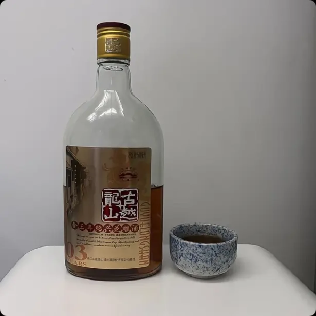 古越龙山清醇三年与酒盏