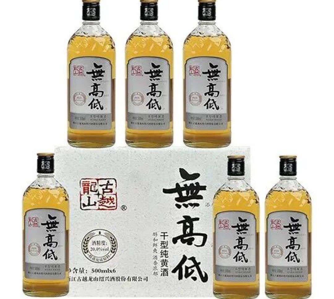 浅色酒体黄酒多瓶陈列