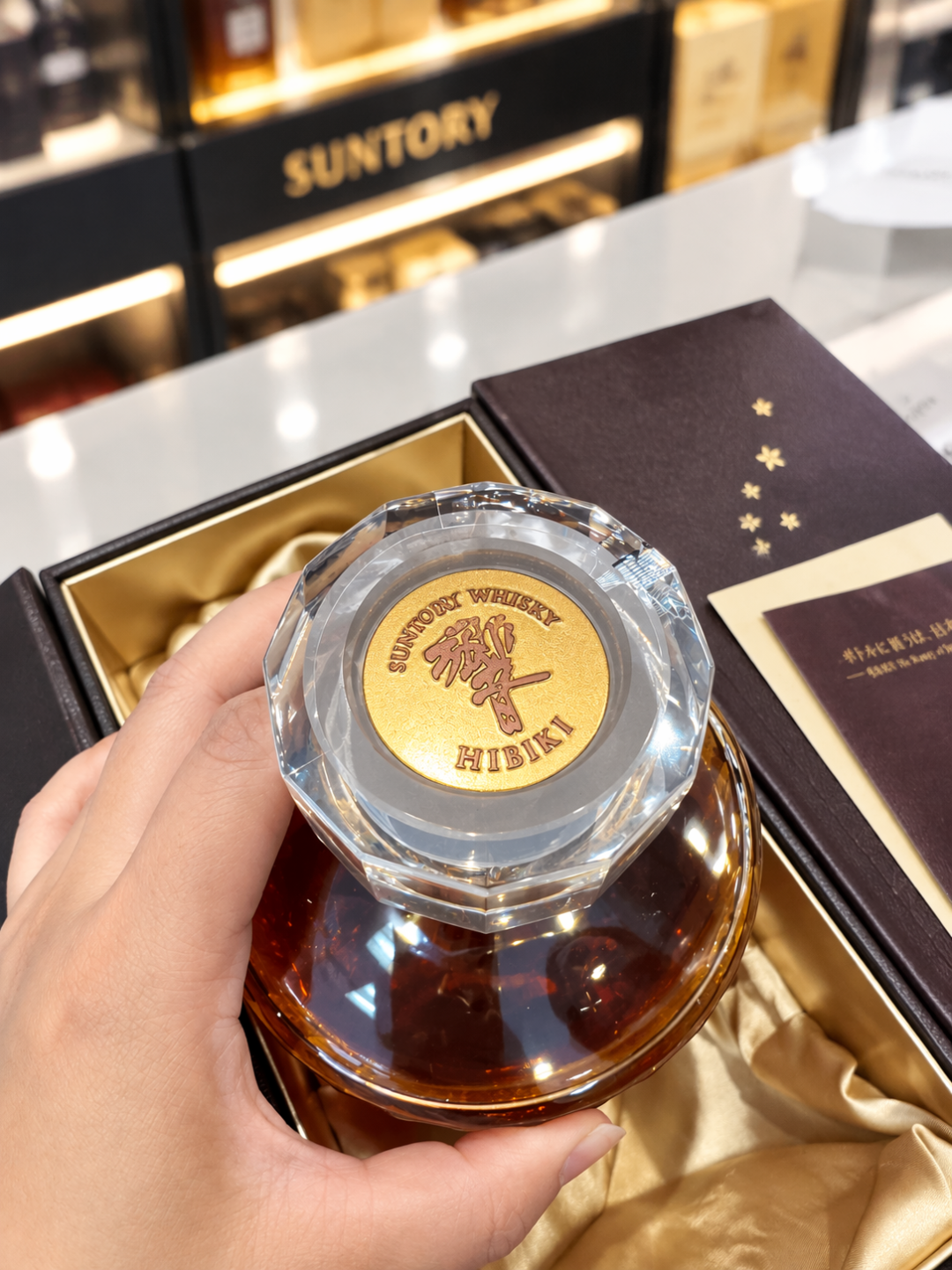 三得利威士忌的2026悖论：中国这边山崎18年腰斩到4000元，日本机场还在抽签抢响30