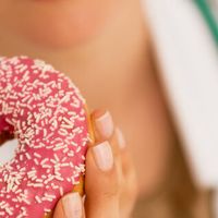 医生发现：老人若长时间不吃甜食，用不了多久，身体或有5大改善