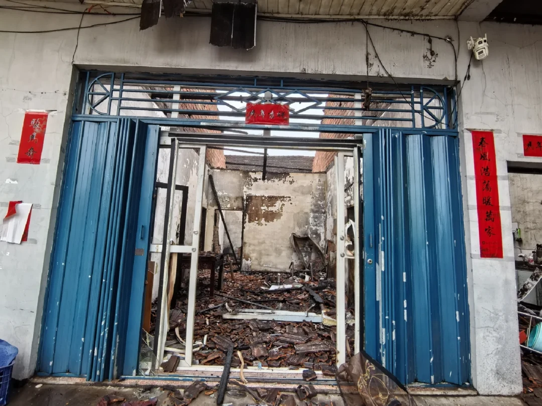 父母烘了一次烘干机，农村自建房烧得"只剩内墙"：认定书上写了"使用不当"，索赔就认栽吗？