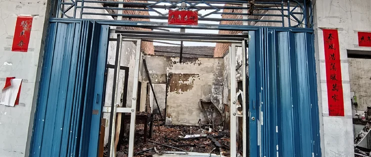 父母烘了一次烘干机，农村自建房烧得"只剩内墙"：认定书上写了"使用不当"，索赔就认栽吗？