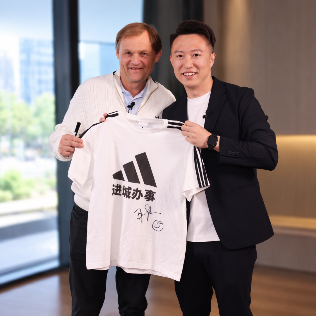 「单季营业利润创纪录」撞上「CEO亲口承认鞋类库存打折拖市场」:这个双11买阿迪,先把全价、库存、中国设计这三本账对完