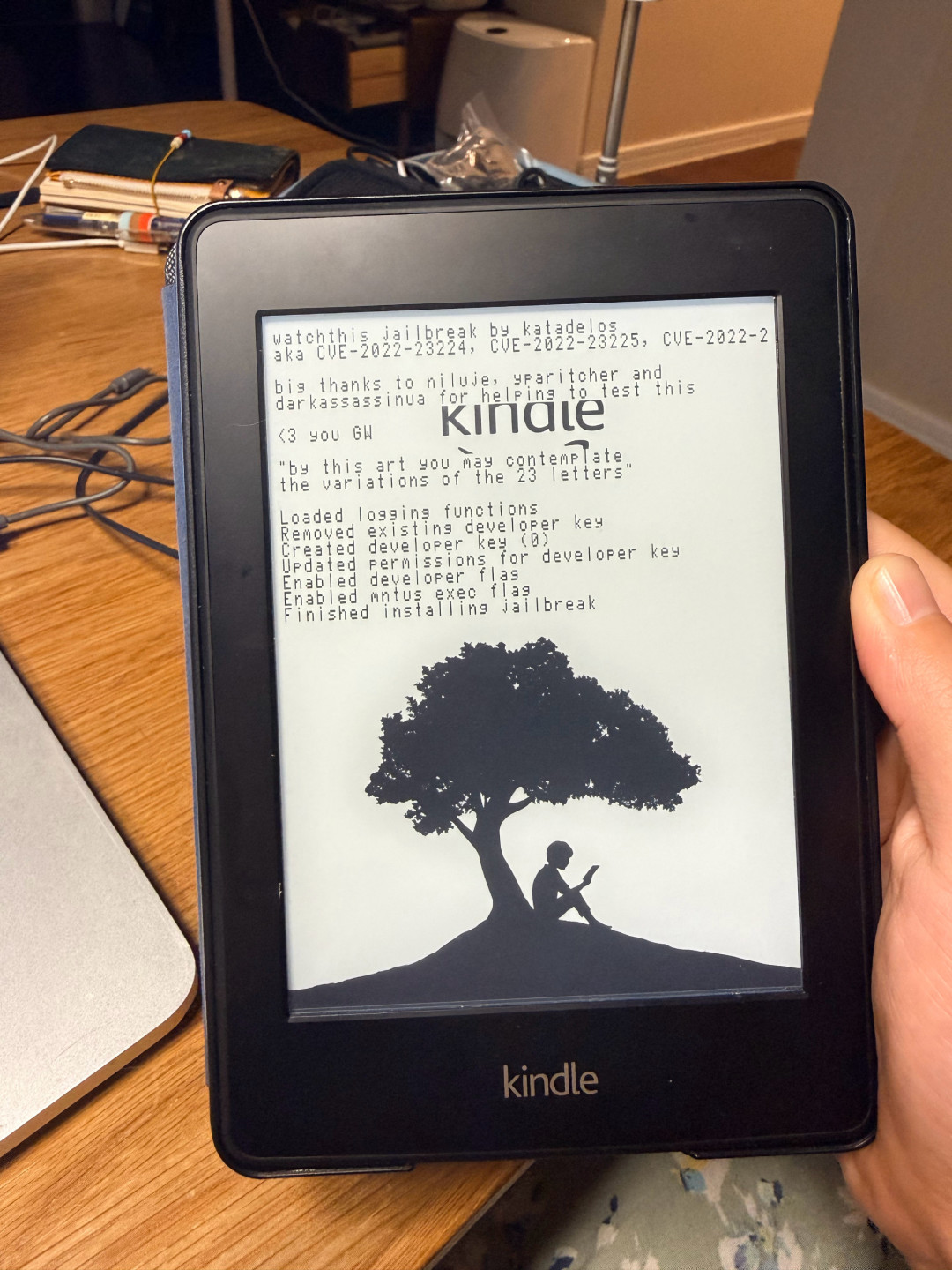 抽屉里的Kindle这周被人用AI救活了：老机器原生跑微信读书，先看你固件那行字再动手