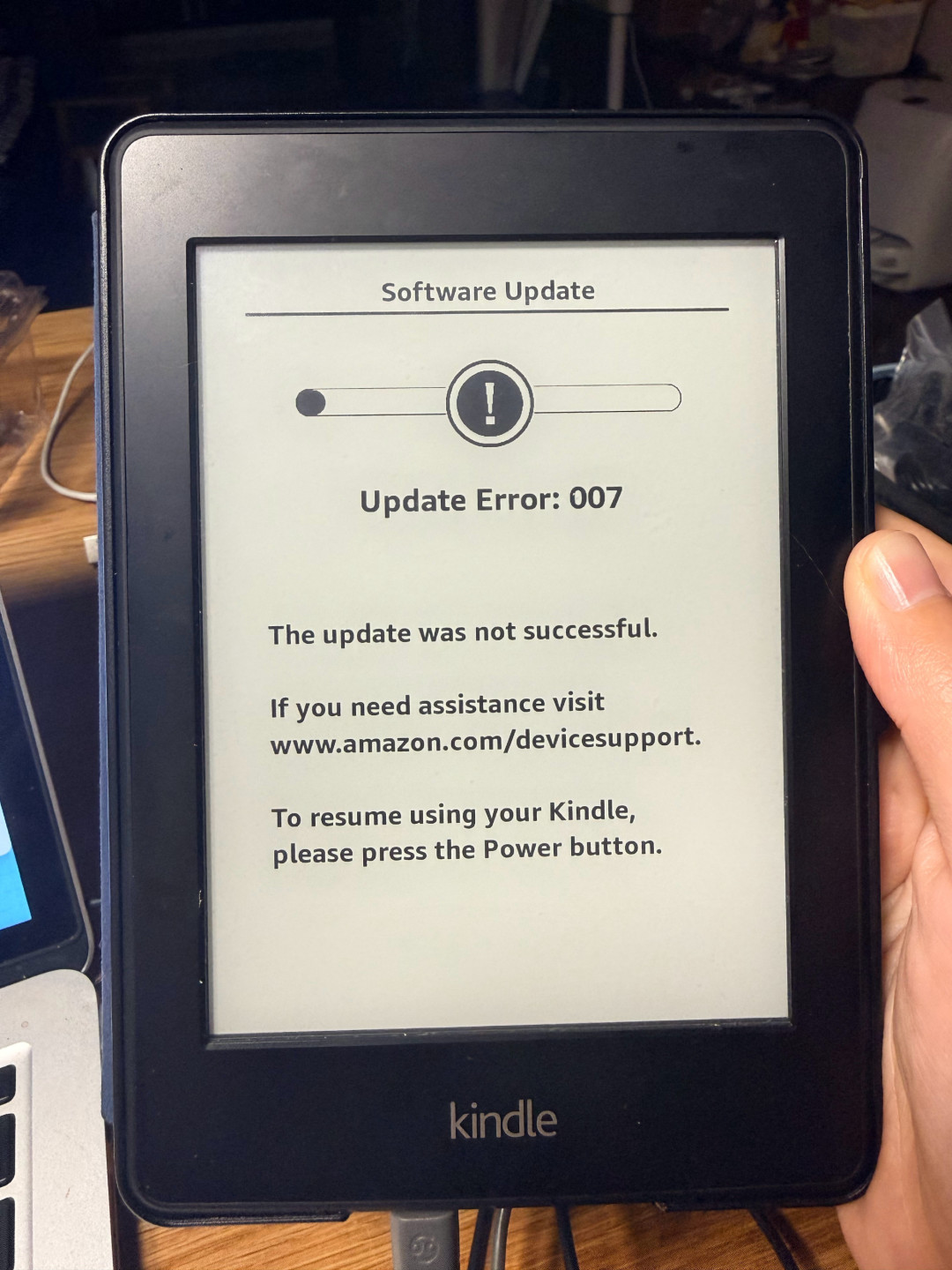 抽屉里的Kindle这周被人用AI救活了：老机器原生跑微信读书，先看你固件那行字再动手